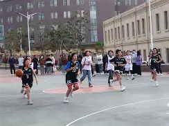 安全投注-球场上人声鼎沸大家都在为各自的队伍加油助威  第2张
